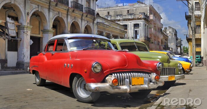 Tableau  Rue de La Havane avec de vieux véhicules colorés dans un cru