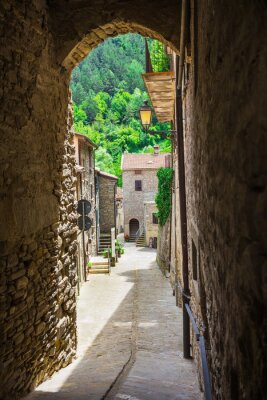 Rue italienne dans une petite ville de province de Toscane