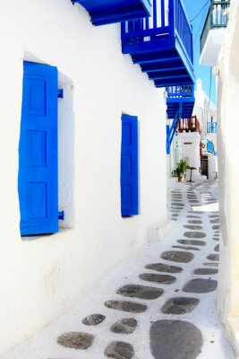 Ruelle grecque et balcons bleu clair