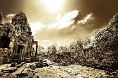 Ruines du temple bouddhiste d'Asie au Cambodge - monochrome