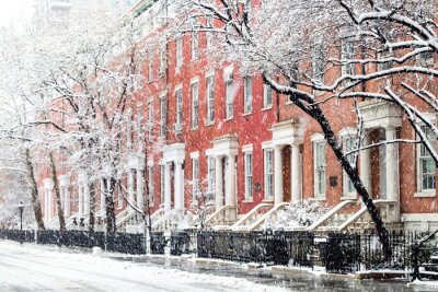 Scène de rue enneigée hiver avec des bâtiments historiques le long de Washington Square Park à Manhattan, New York City
