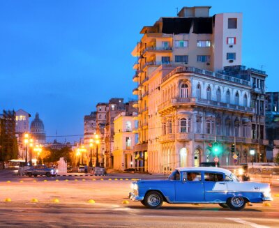 Scène urbaine de nuit dans la Vieille Havane