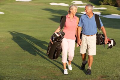 Senior Couple marchant le long du Golf Sacs de transport Cours