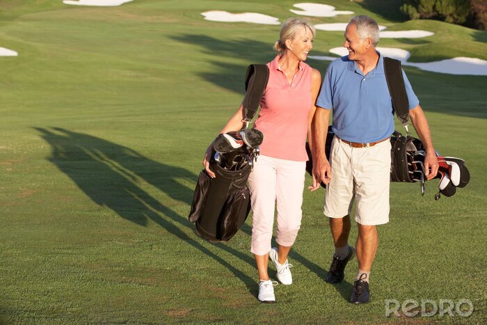 Tableau  Senior Couple marchant le long du Golf Sacs de transport Cours