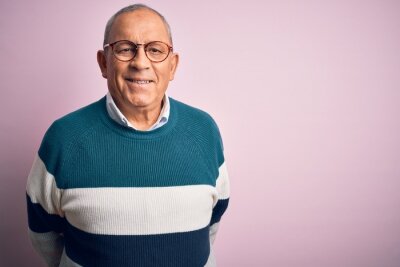Tableau  Senior handsome man wearing casual sweater and glasses over isolated pink background with a happy and cool smile on face. Lucky person.