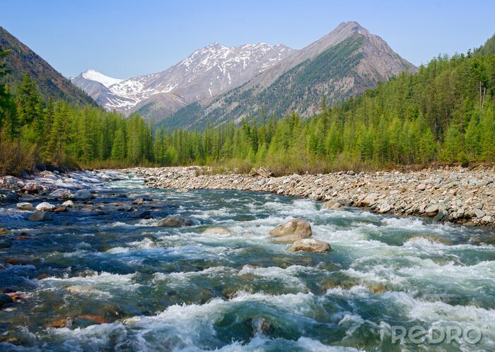 Tableau  Shumak rivière dans la loche Tunkinskie dans les montagnes Sayan Orient