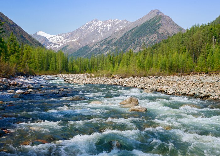 Tableau  Shumak rivière dans la loche Tunkinskie dans les montagnes Sayan Orient