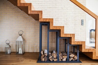 Tableau  Solution moderne à la pile de stockage de bois sous les escaliers à la maison