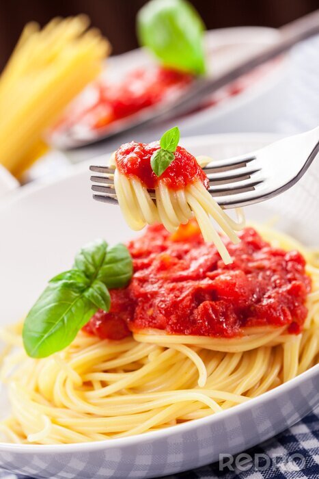 Tableau  Spaghetti à la sauce tomate sur la table de la maison classique