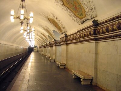 Tableau  station de métro à l'architecture classique