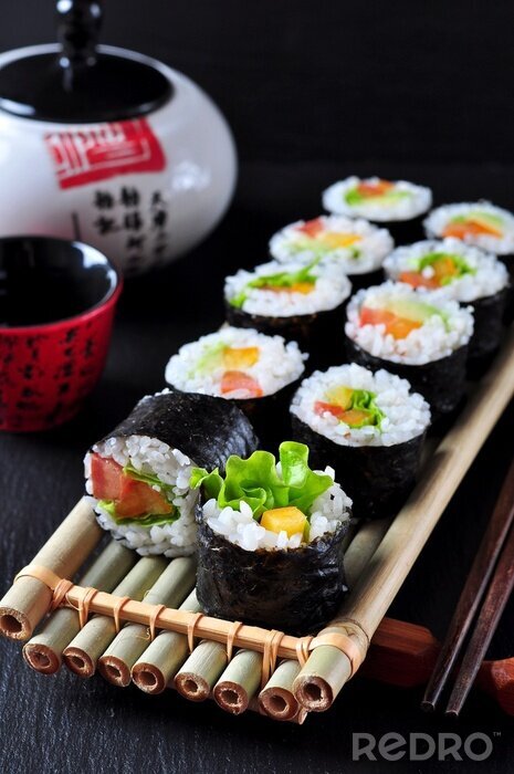 Tableau  Sushi végétarien fait maison avec avocat, tomate, poivrons et laitue.