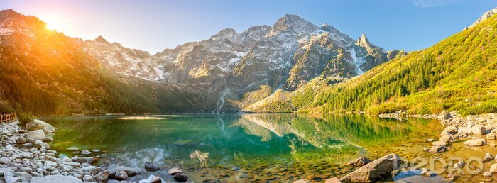 Tableau  Tatra National Park, un lac dans les montagnes à l'aube du soleil. Pologne