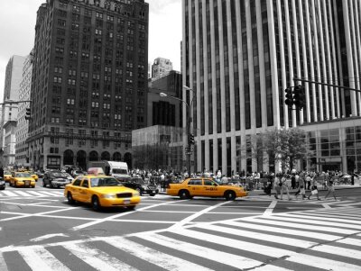 Taxis jaunes sur fond d'architecture