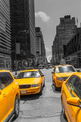 Times Square à New York taxi jaune taxi nous lumière du jour