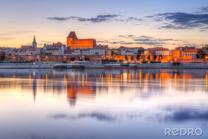 Tableau  Torun vieille ville reflète dans la rivière de la Vistule, au coucher du soleil, de la Pologne