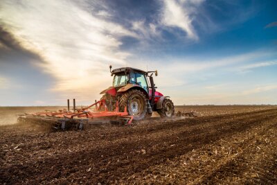 Tracteur cultivant le champ au printemps