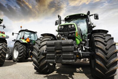 Tracteurs sur fond de nuages