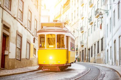 Tableau  Tram entre les bâtiments à Lisbonne