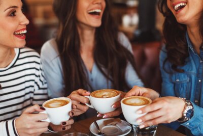Tableau  Trois jeunes femmes prennent un café dans un café