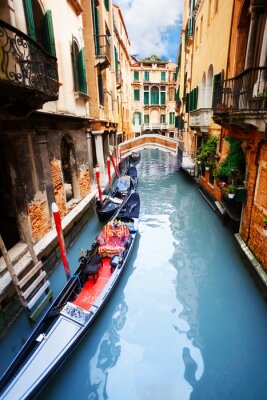 Tableau  Un canal étroit à Venise