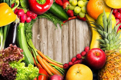 Un coeur au milieu de fruits et de légumes