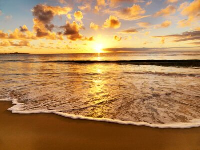 Un coucher de soleil romantique sur la plage