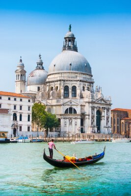 Un gondolier avec la basilique de Venise en arrière-plan