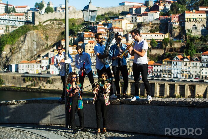 Tableau  Un groupe de musiciens (groupe de jazz) joue de la musique dans la rue du vieux centre-ville de Porto, au Portugal.