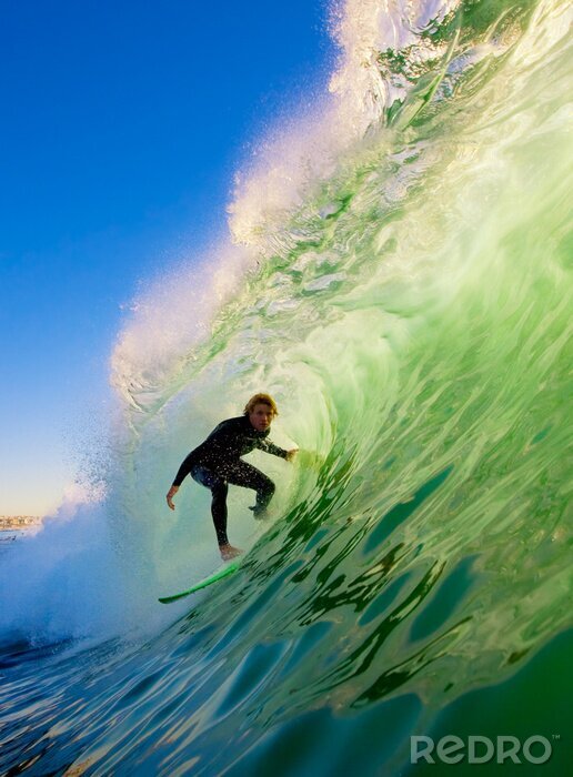 Tableau  Un homme surfant sur les vagues