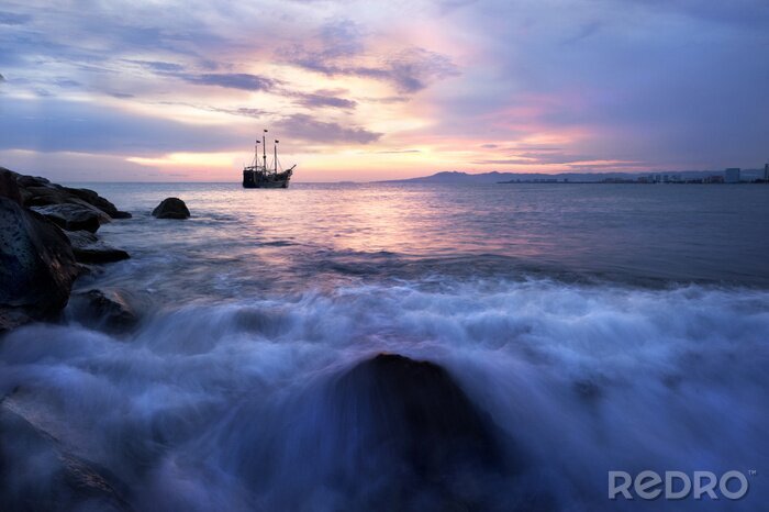 Tableau  Un navire dans un océan calme