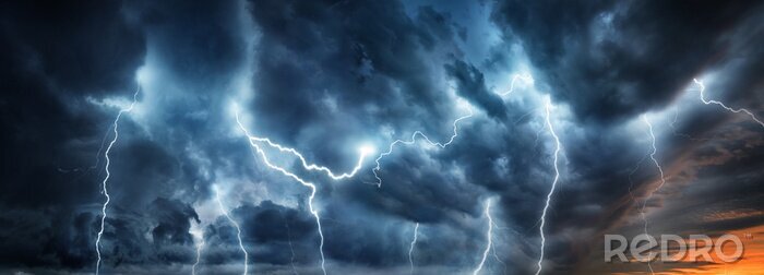 Tableau  Un orage éclair éclaire le ciel nocturne. Concept sur la météo, les cataclysmes (ouragan, typhon, tornade, tempête)