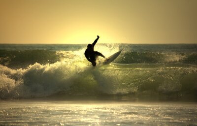 Un surfeur sur les vagues douces