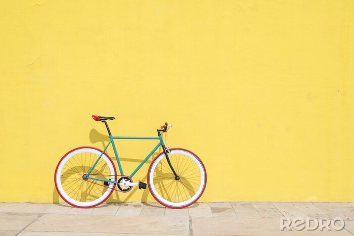 Tableau  Une bicyclette de ville a fixé l'engrenage sur le mur jaune