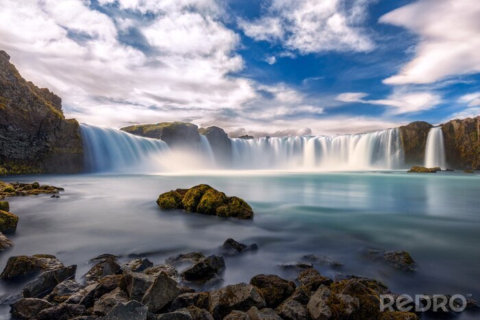 Tableau  Une cascade spectaculaire en Islande