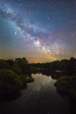 Une galaxie se reflétant dans les eaux d'un lac