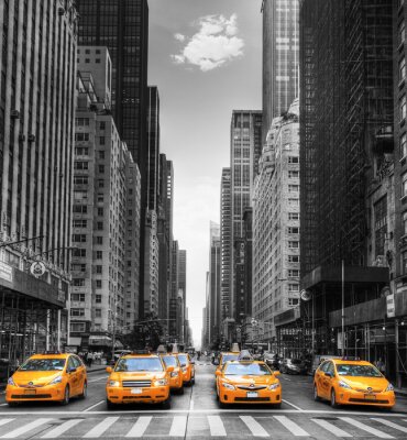 Une rangée de taxis jaunes