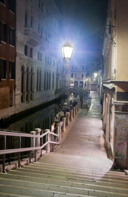 Une rue de Venise la nuit