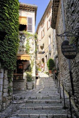 Une rue étroite dans une ville