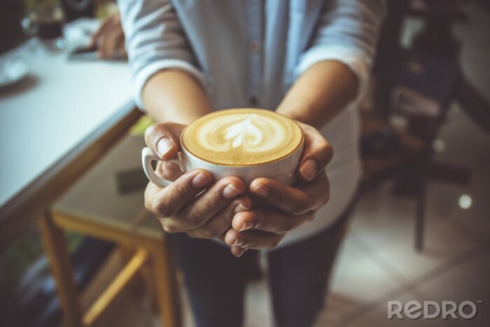 Tableau  Une tasse de café entre les mains d'une femme