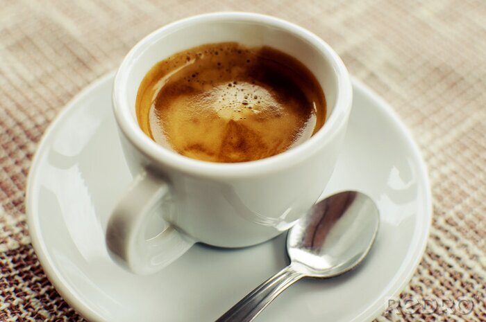 Tableau  Une tasse de café expresso fraîchement préparé avec de la mousse sur le tissu, une image horizontale