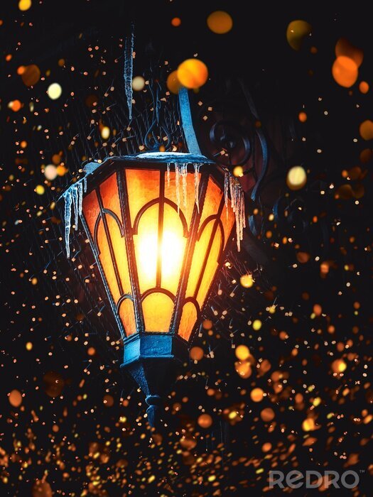 Tableau  Une vieille lanterne magique brille dans la rue la nuit. Beaucoup de lumières vives autour. Lanterne de fer ancienne classique Old Street sur le mur de la maison. Lanterne féerique de Noël ou Hallowee