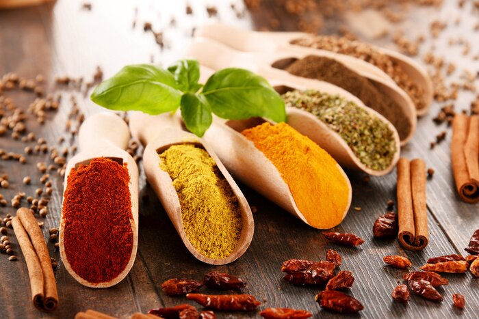 Tableau  Variété d'épices sur la table de la cuisine