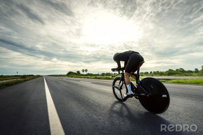Tableau  Vélo avec pneus noirs sur la route