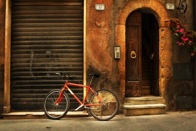 Vélo rouge contre le mur