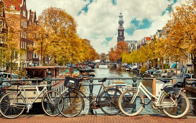 Vélos avec la ville d'Amsterdam en arrière-plan