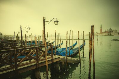 Venise et gondoles dans le port