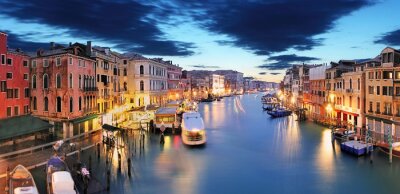 Venise et le pont du Rialto le soir