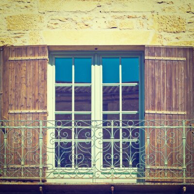 Véranda avec barrières contre la fenêtre