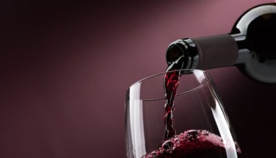 Verser du vin dans un verre