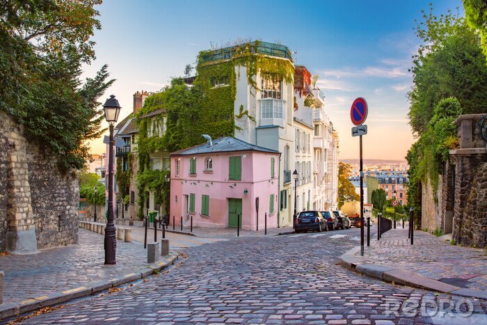 Tableau  Vieille rue accueillante avec la maison rose au lever du soleil, quartier Montmartre à Paris, France